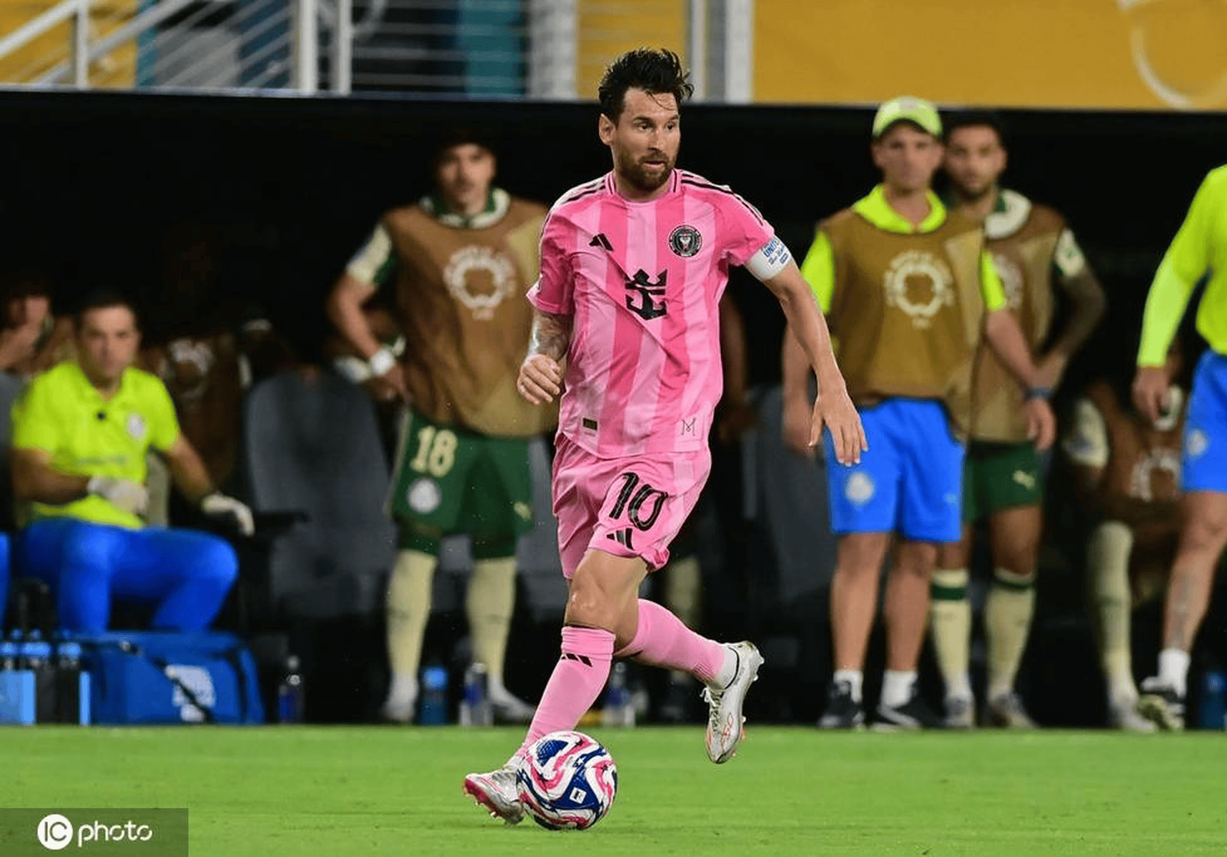 KAIYUN SPORTS-包含梅西在日本队比赛中伤愈复出清晨里尔豪取连胜，现场解说直呼：广厦男篮国际比赛日扳平良机的词条